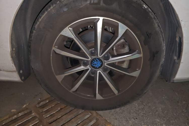 Used BYD Qin Pro New Energy 2018 DM 1.5TI Automatic Smart Connect Dynamic Model Right Front Wheel Hub