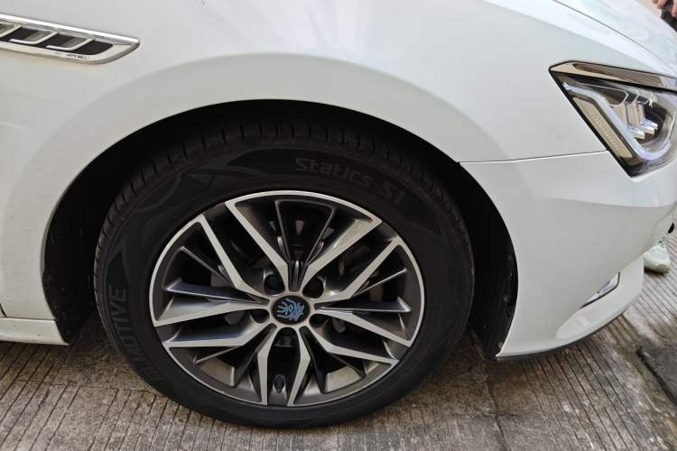 Used BYD Qin Pro New Energy 2018 DM 1.5TI Automatic Smart Connect Elite Model Right Front Wheel Hub