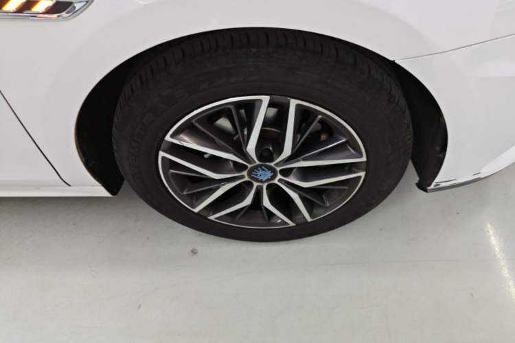 Used BYD Qin Pro New Energy 2018 EV500 Smart Connect Elite Model Right Front Wheel Hub