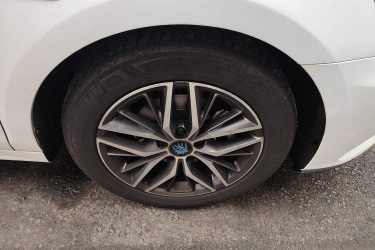 Used BYD Qin Pro New Energy 2018 DM 1.5TI Automatic Smart Connect Elite Model Right Front Wheel Hub