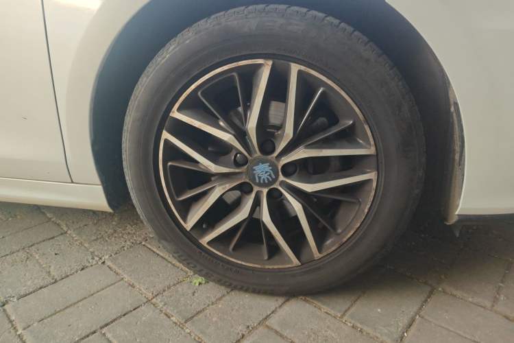 Used BYD Qin Pro New Energy 2018 EV500 Smart Connect Elite Model Right Front Wheel Hub