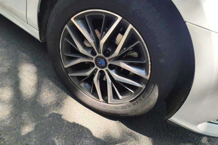 Used BYD Qin Pro New Energy 2018 EV500 Smart Connect Elite Model Right Front Wheel Hub