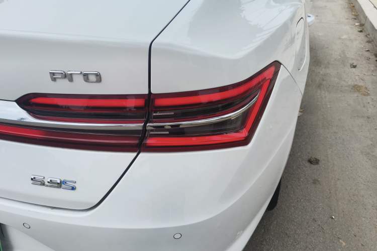 Used BYD Qin Pro New Energy 2018 DM 1.5TI Automatic Smart Connect Enjoyment Model Right Rear Taillight
