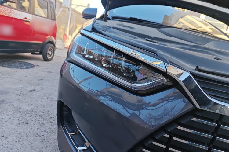Used BYD Qin Pro New Energy 2019 EV Super Edition High-Power Long-Range Smart-Connected Cutting-Edge Model Right Front Headlight