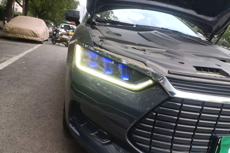 Used BYD Qin Pro New Energy 2019 EV Super Edition High-Power Long-Range Smart-Connected Cutting-Edge Model Right Front Headlight