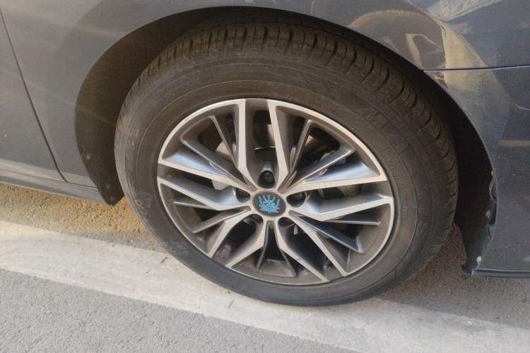 Used BYD Qin Pro New Energy 2019 EV Super Edition High-Power Smart Connect Luxurious Model Right Front Wheel Hub