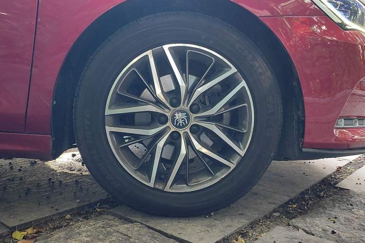 Used BYD Qin Pro New Energy 2019 EV Super Edition High-Power Long-Range Smart-Connected Leading Model Right Front Wheel Hub