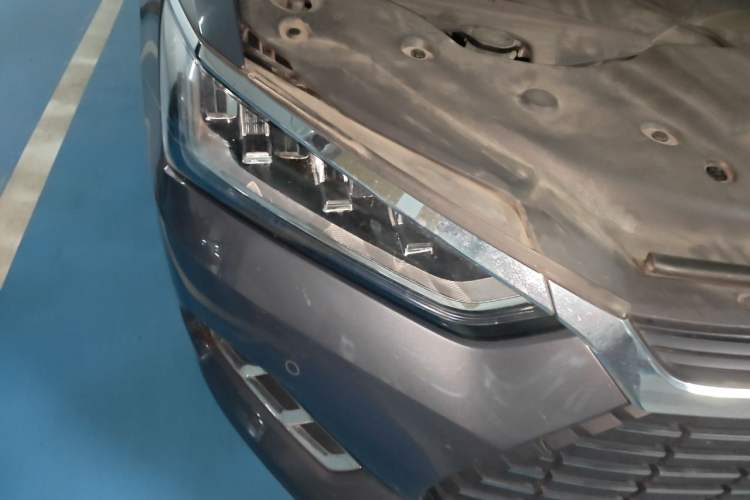 Used BYD Qin Pro New Energy 2019 EV Super Edition High-Power Long-Range Smart-Connected Cutting-Edge Model Right Front Headlight