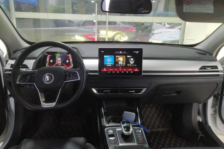 Used BYD Qin Pro New Energy 2019 DM Super Edition 1.5TI Automatic Smart Connect Speedy Model China VI Standard Center Console