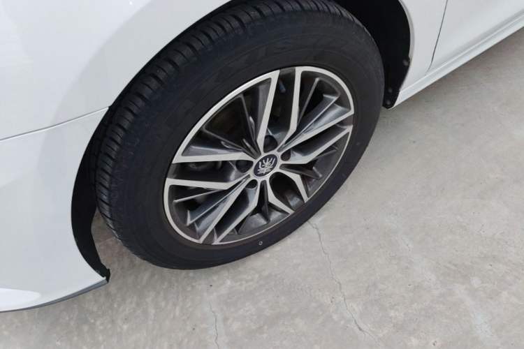 Used BYD Qin Pro New Energy 2019 EV Super Edition Standard Version Smart Connect Leading Style Left Front Wheel Hub