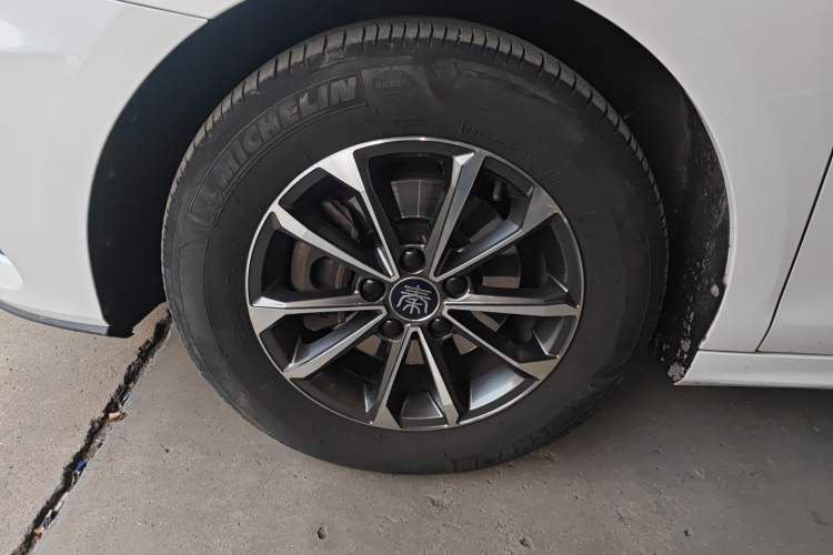 Used BYD Qin Pro New Energy 2019 DM 1.5TI Automatic Navigation Edition Left Front Wheel Hub