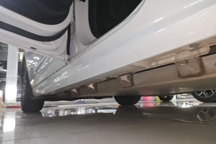 Used BYD Qin Pro New Energy 2019 EV Super Edition High-Power Smart Connect Luxurious Model Left Side Sill