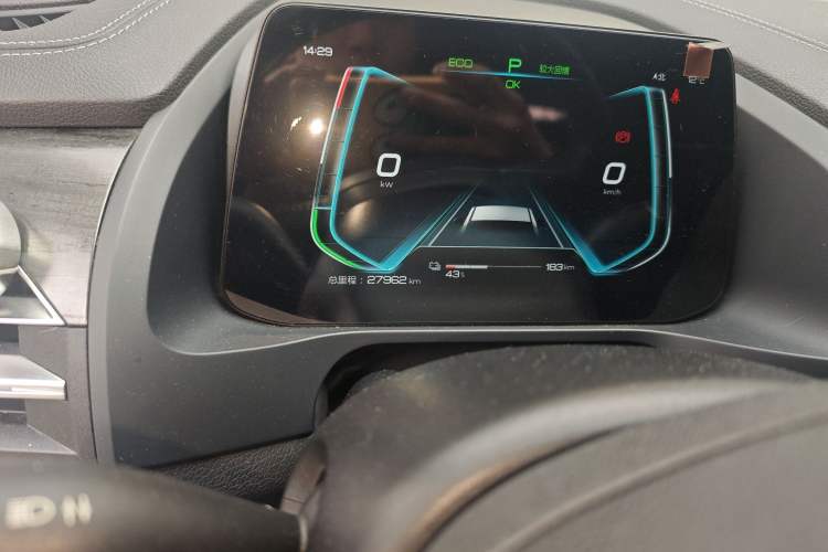 Used BYD Qin Pro New Energy 2019 EV Super Edition High-Power Smart Connect Luxurious Model Odometer Close Up
