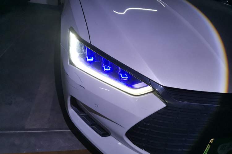 Used BYD Qin Pro New Energy 2019 EV Super Edition High-Power Long-Range Smart-Connected Cutting-Edge Model Right Front Headlight