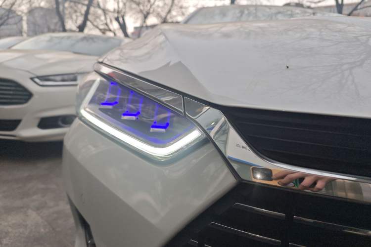 Used BYD Qin Pro New Energy 2019 EV Super Edition High-Power Smart Connect Luxurious Model Right Front Headlight