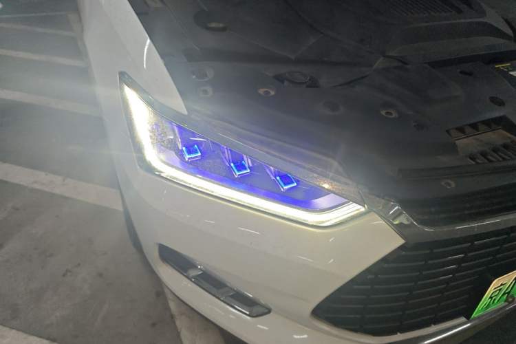 Used BYD Qin Pro New Energy 2019 EV Super Edition High-Power Long-Range Smart-Connected Leading Model Right Front Headlight