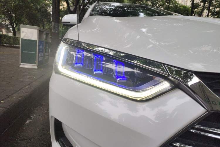 Used BYD Qin Pro New Energy 2019 DM Super Edition 1.5TI Automatic Smart Connect X-Trail Model China VI Standard Right Front Headlight