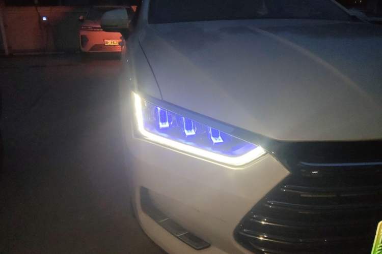 Used BYD Qin Pro New Energy 2019 DM Super Edition 1.5TI Automatic Smart Connect Speedy Model China VI Standard Right Front Headlight