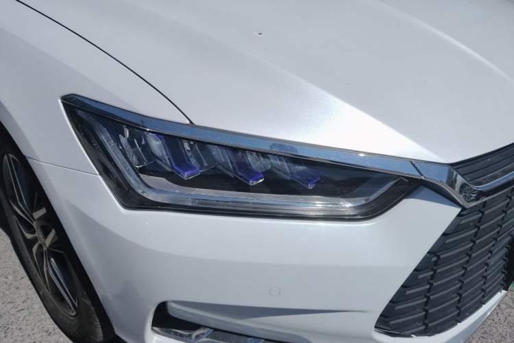 Used BYD Qin Pro New Energy 2019 EV Super Edition High-Power Long-Range Smart-Connected Cutting-Edge Model Right Front Headlight