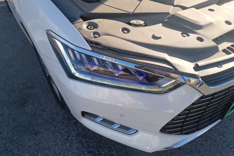 Used BYD Qin Pro New Energy 2019 EV Super Edition High-Power Long-Range Smart-Connected Cutting-Edge Model Right Front Headlight