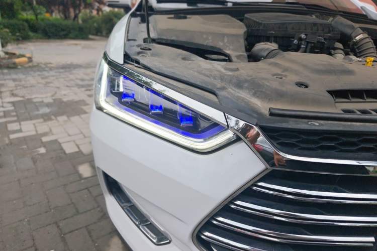 Used BYD Qin Pro New Energy 2019 DM Super Edition 1.5TI Automatic Smart Connect X-Trail Model China VI Standard Right Front Headlight
