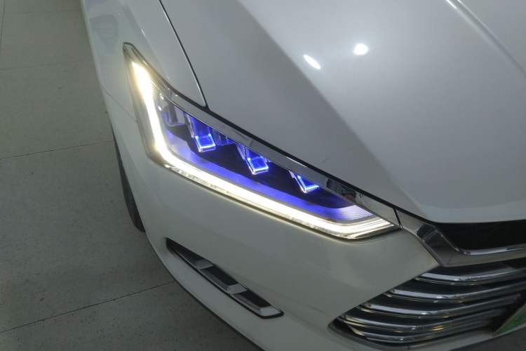 Used BYD Qin Pro New Energy 2019 DM Super Edition 1.5TI Automatic Smart Connect Speedy Model China VI Standard Right Front Headlight
