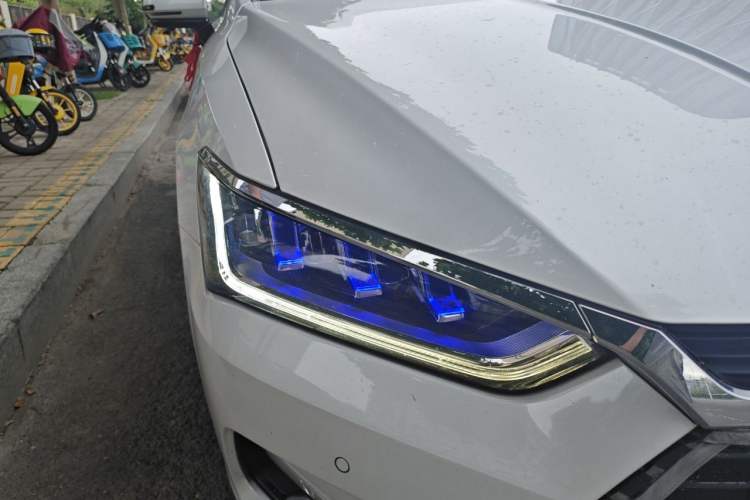 Used BYD Qin Pro New Energy 2019 EV Super Edition High-Power Long-Range Smart-Connected Cutting-Edge Model Right Front Headlight