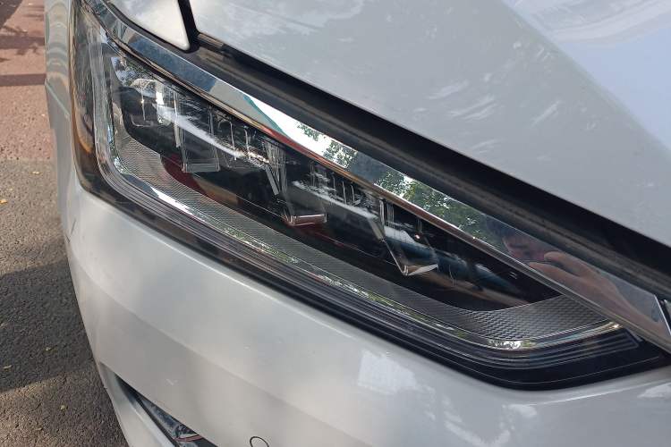 Used BYD Qin Pro New Energy 2019 EV Super Edition High-Power Long-Range Smart-Connected Cutting-Edge Model Right Front Headlight