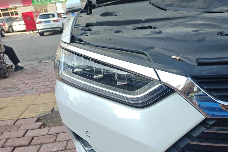 Used BYD Qin Pro New Energy 2019 EV Super Edition High-Power Long-Range Smart-Connected Cutting-Edge Model Right Front Headlight