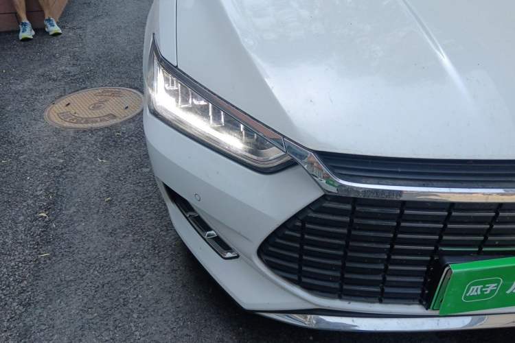 Used BYD Qin Pro New Energy 2019 EV Super Edition High-Power Long-Range Smart-Connected Cutting-Edge Model Right Front Headlight