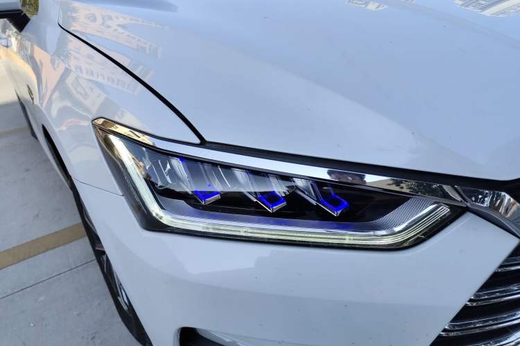 Used BYD Qin Pro New Energy 2019 DM Super Edition 1.5TI Automatic Smart Connect X-Trail Model China VI Standard Right Front Headlight