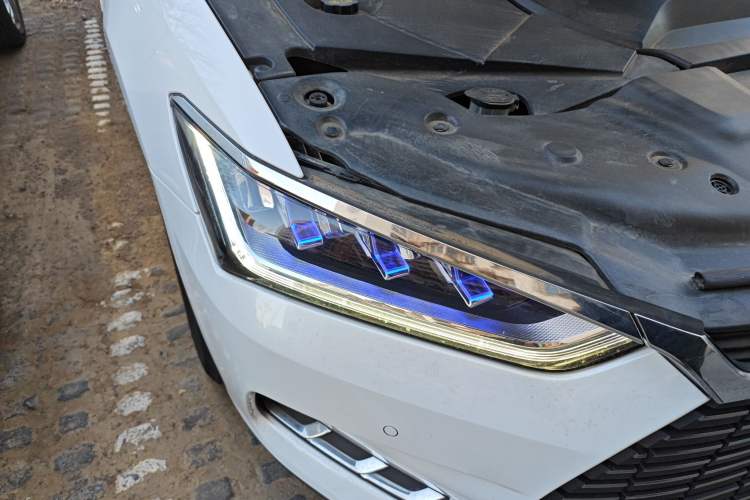 Used BYD Qin Pro New Energy 2019 EV Super Edition High-Power Long-Range Smart-Connected Cutting-Edge Model Right Front Headlight