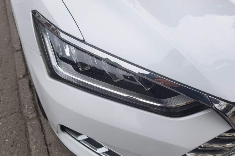 Used BYD Qin Pro New Energy 2019 DM Super Edition 1.5TI Automatic Smart Connect Speedy Model China V Standard Right Front Headlight