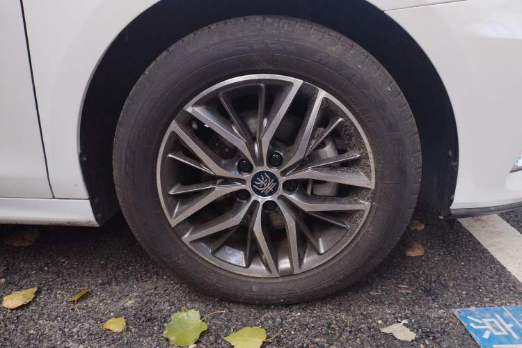 Used BYD Qin Pro New Energy 2019 EV Super Edition Standard Version Smart Connect Leading Style Right Front Wheel Hub