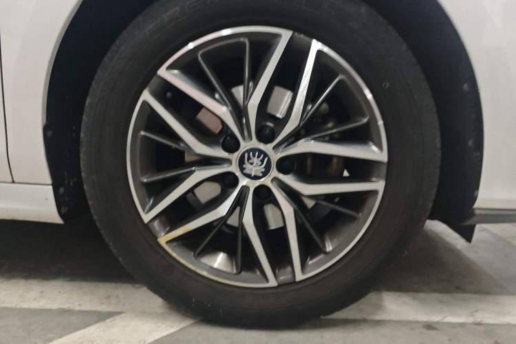 Used BYD Qin Pro New Energy 2019 EV Super Edition High-Power Long-Range Smart-Connected Leading Model Right Front Wheel Hub