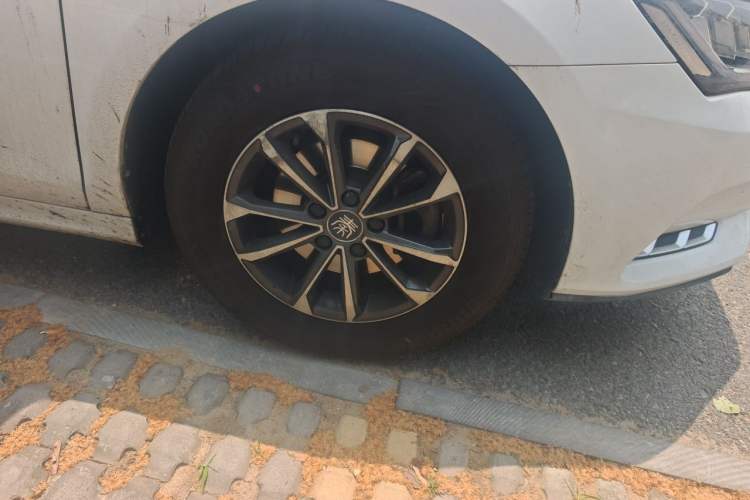Used BYD Qin Pro New Energy 2019 DM 1.5TI Automatic Navigation Edition Right Front Wheel Hub