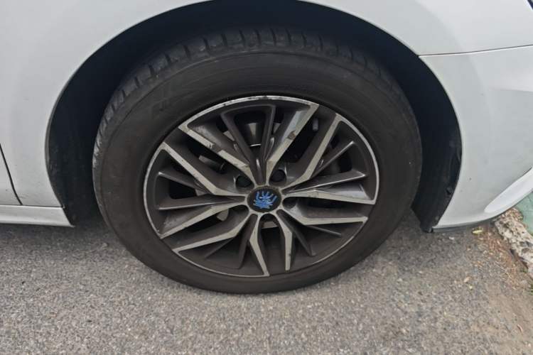Used BYD Qin Pro New Energy 2019 EV Super Edition High-Power Smart Connect Luxurious Model Right Front Wheel Hub