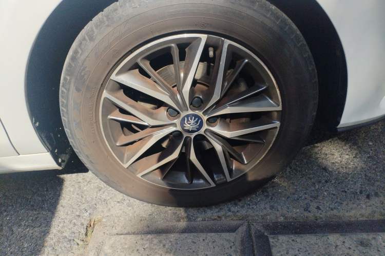 Used BYD Qin Pro New Energy 2019 EV Super Edition High-Power Smart Connect & Premium Model Right Front Wheel Hub