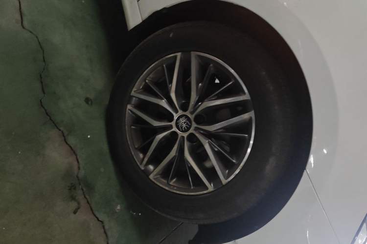 Used BYD Qin Pro New Energy 2019 EV Super Edition High-Power Smart Connect Luxurious Model Right Front Wheel Hub