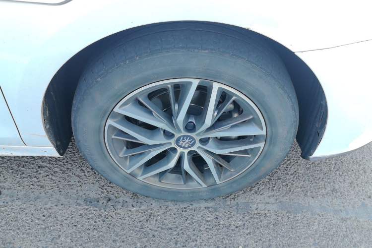 Used BYD Qin Pro New Energy 2019 EV Super Edition Standard Version Smart Connect Leading Style Right Front Wheel Hub