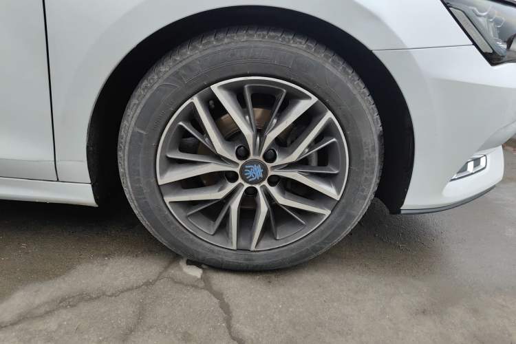 Used BYD Qin Pro New Energy 2019 DM 1.5TI Automatic Navigation Edition Right Front Wheel Hub