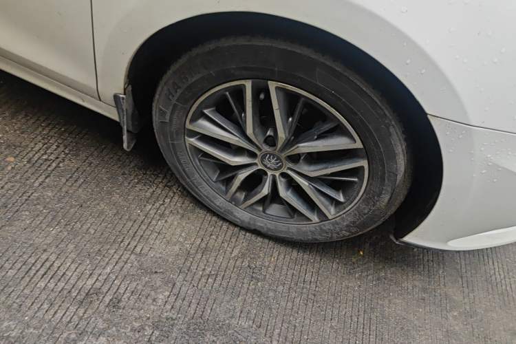 Used BYD Qin Pro New Energy 2019 EV Super Edition High-Power Smart Connect Leading Model Right Front Wheel Hub