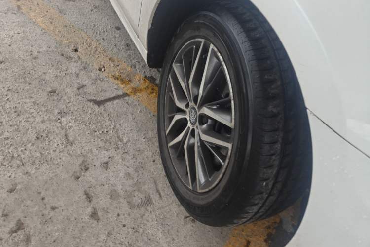 Used BYD Qin Pro New Energy 2019 EV Super Edition Standard Version Smart Connect Leading Style Right Front Wheel Hub