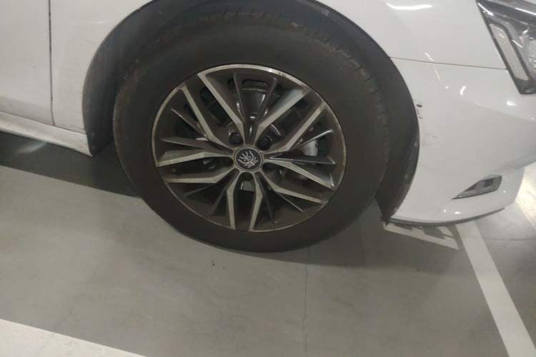 Used BYD Qin Pro New Energy 2019 EV Super Edition Standard Version Smart Connect Leading Style Right Front Wheel Hub