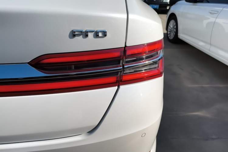 Used BYD Qin Pro New Energy 2019 EV Super Edition High-Power Smart Connect Luxurious Model Right Rear Taillight