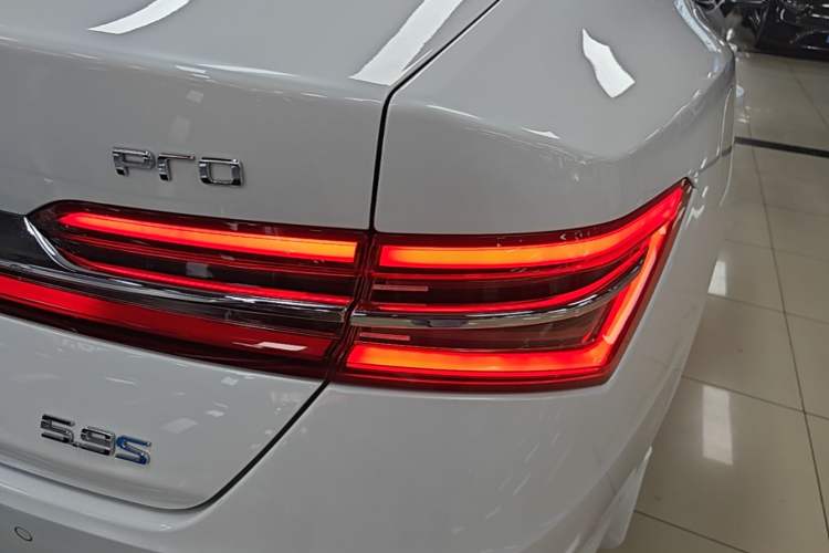 Used BYD Qin Pro New Energy 2019 DM Super Edition 1.5TI Automatic Smart Connect X-Trail Model China VI Standard Right Rear Taillight