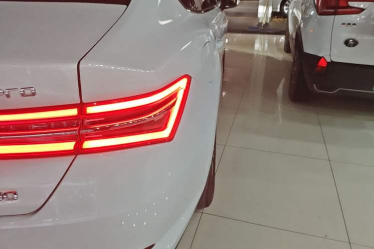 Used BYD Qin Pro New Energy 2019 EV Super Edition High-Power Smart Connect Luxurious Model Right Rear Taillight