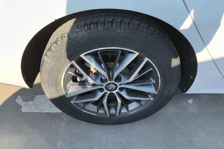 Used BYD Qin Pro New Energy 2019 EV Super Edition High-Power Smart Connect Luxurious Model Right Rear Wheel Hub