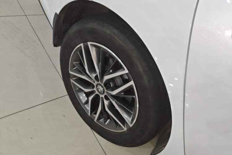 Used BYD Qin Pro New Energy 2019 EV Super Edition High-Power Smart Connect Luxurious Model Right Rear Wheel Hub