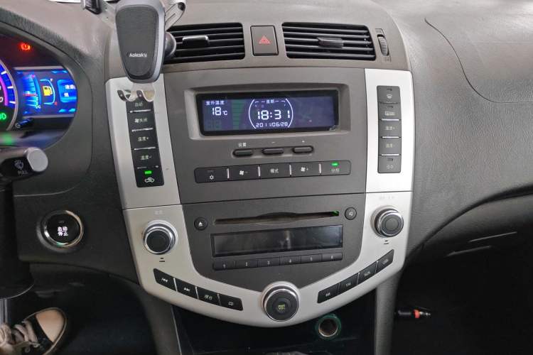 Used BYD S6 2014 2.0L Manual Luxury 5-Seater Audio And AC Panel